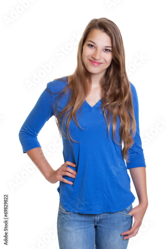 Blonde Frau mit blauem Shirt freut sich