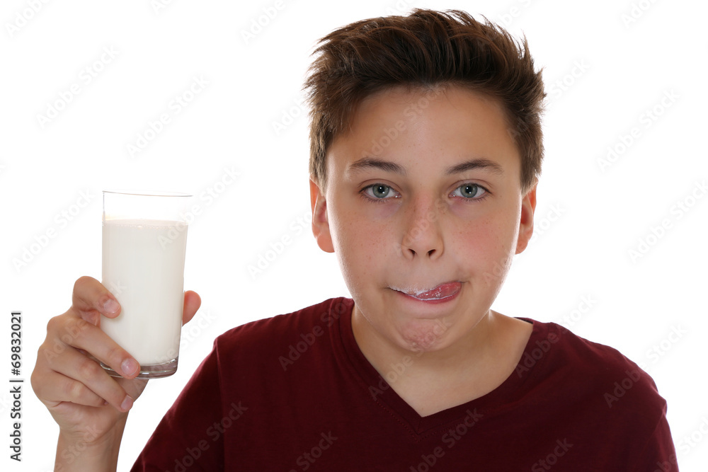Gesunde Ernährung Junge trinkt Milch und leckt den Mund ab Gesunde Ernährung Junge trinkt Milch und leckt den Mund ab