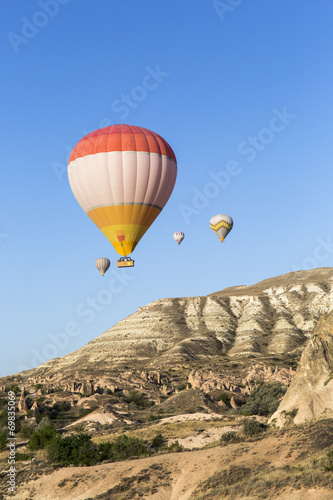 Hot air balloon flying over Cappadocia © İhsan Gerçelman