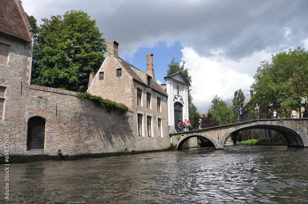 Puente y edificio antigua canal de Brujas
