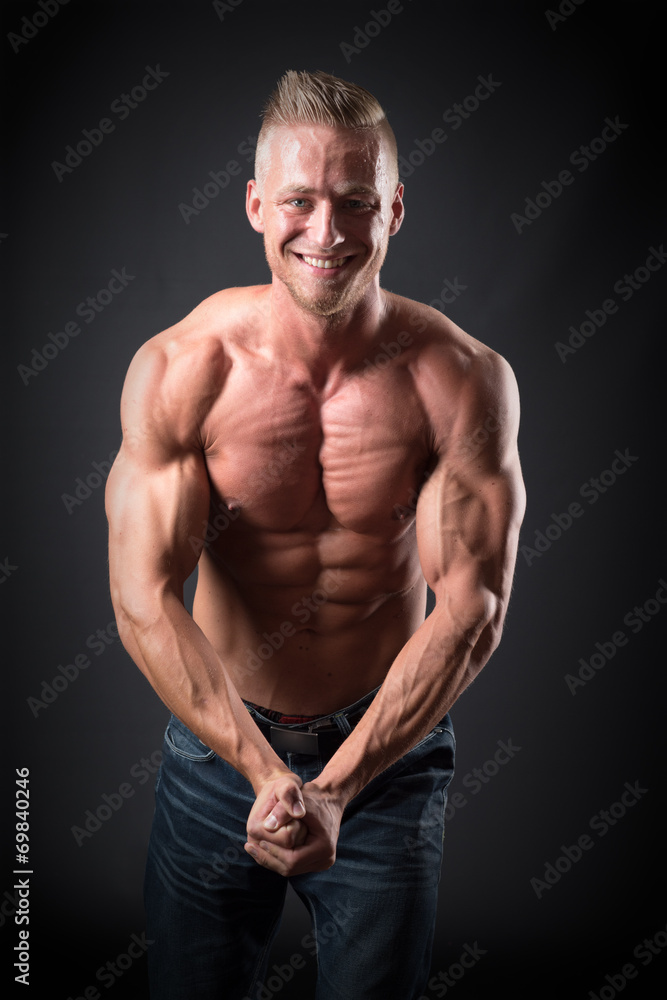 Fototapeta premium Bodybuilder zeigt seine Muskeln