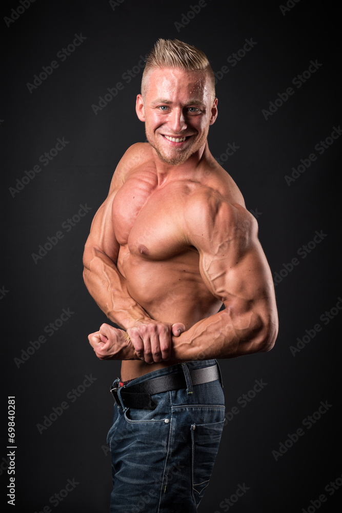 Bodybuilder zeigt seine Muskeln Bodybuilder zeigt seine Muskeln