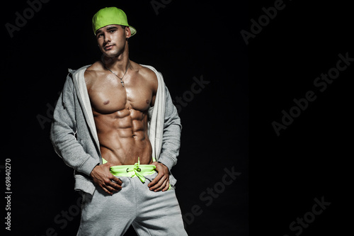 Obraz na płótnie Handsome muscular man posing. w salonie
