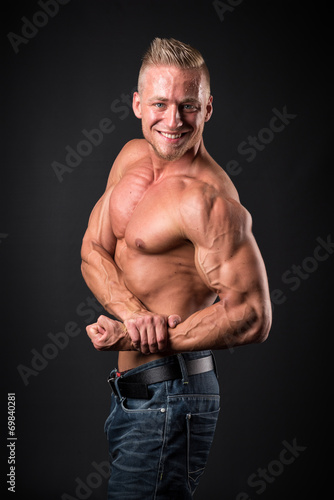 Bodybuilder zeigt seine Muskeln