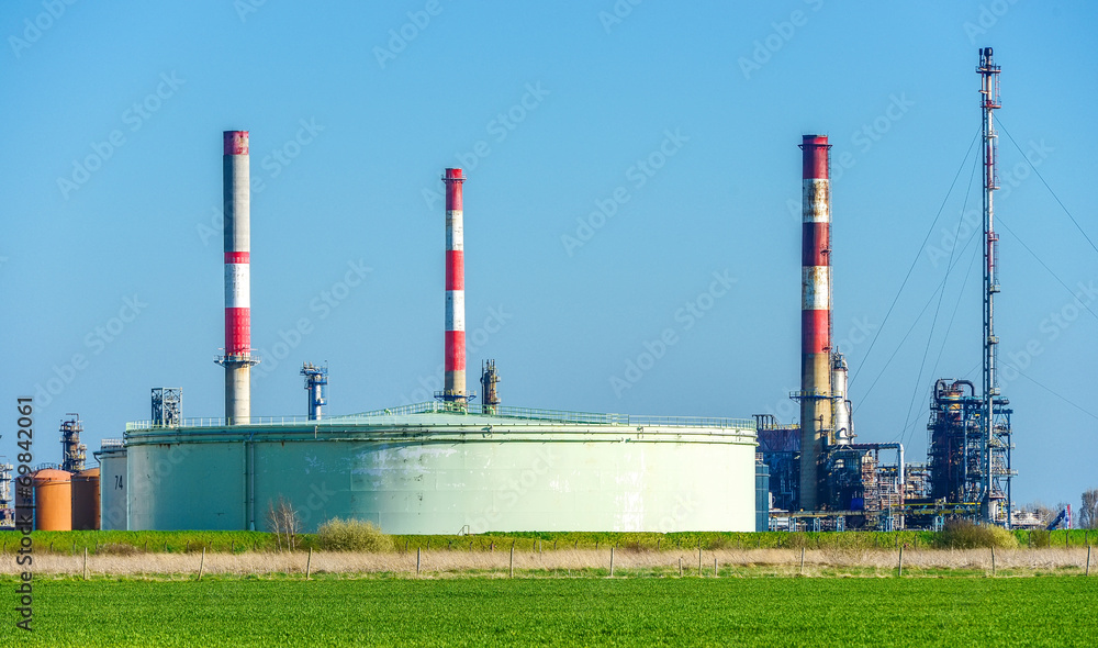 Obraz premium Oil storage unit in the countryside