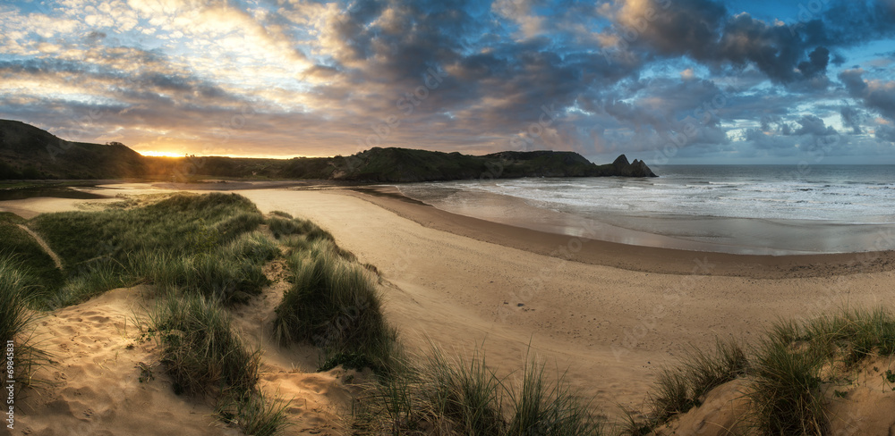 Naklejka premium Beautiful Summer sunrise landscape over yellow sandy beach