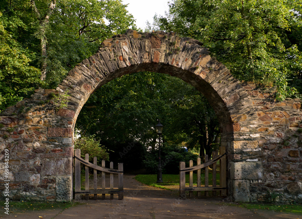 altes Tor aus Natursteinen