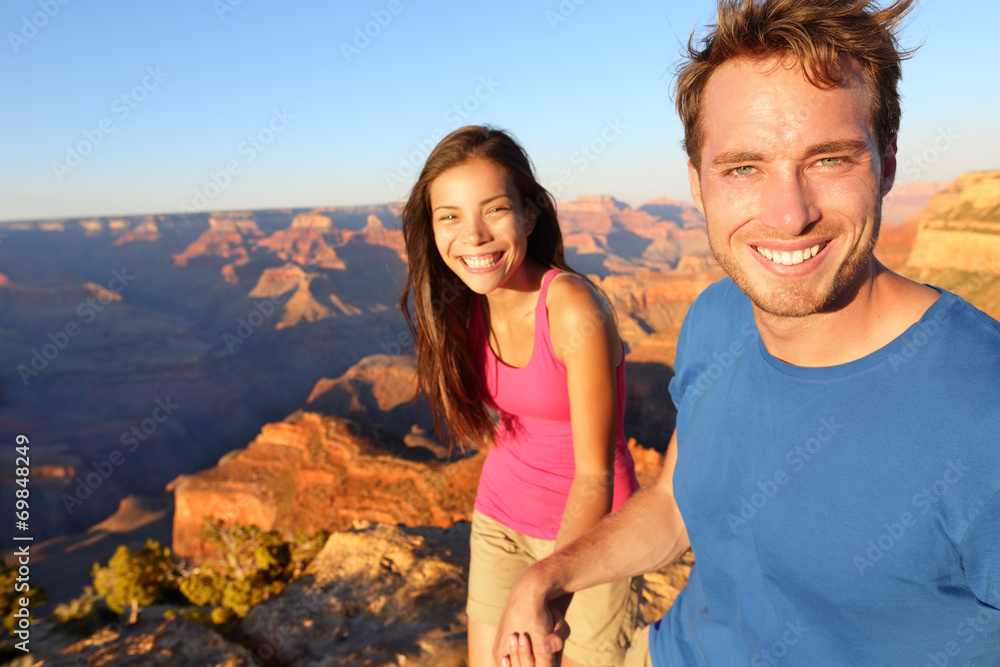 Obraz premium Lifestyle couple hiking in Grand Canyon