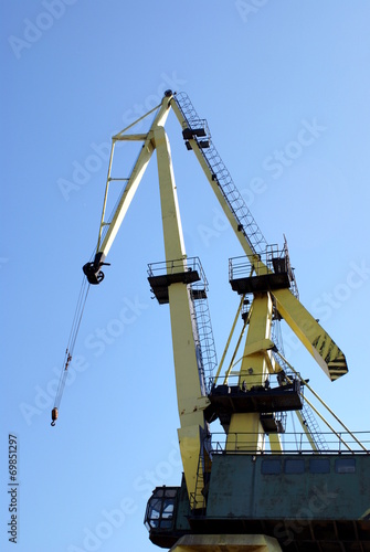 Crane ,machine used for transporting and lifting heavy objects.