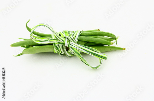 Tableau sur toile fagot d'haricot vert frais,fond blanc