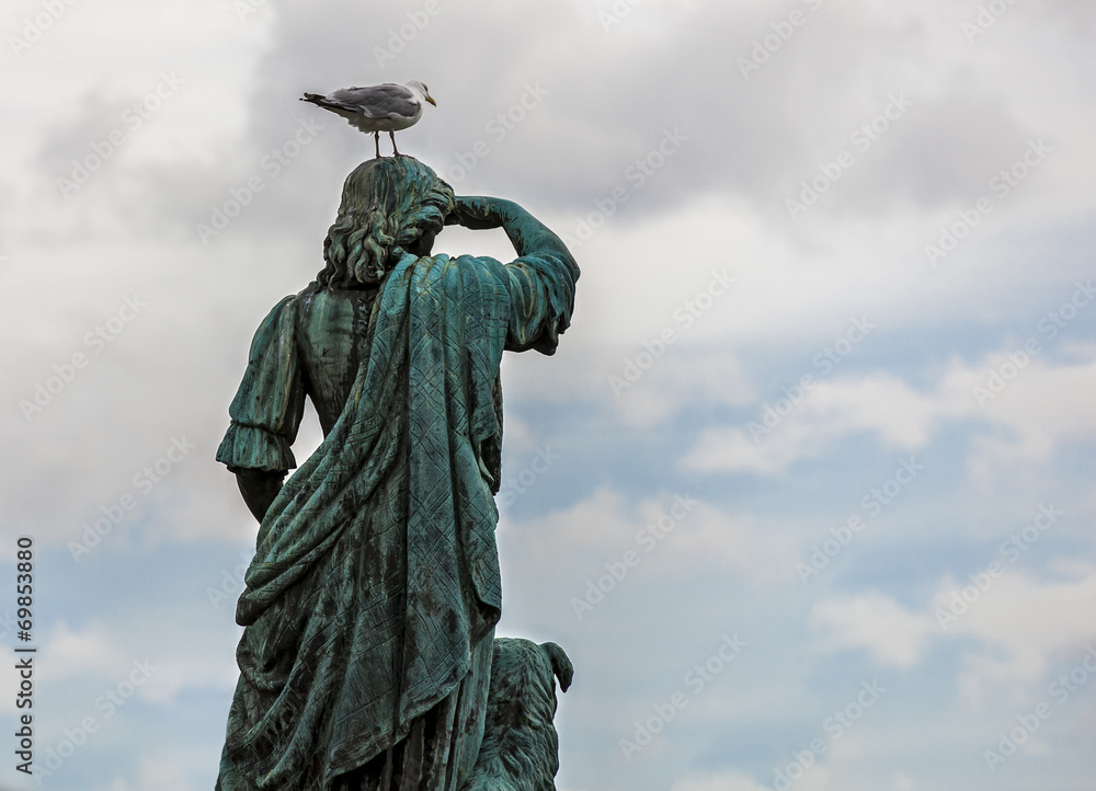 Fototapeta premium Statue with a seagull on his head