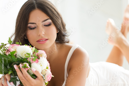 Fotografie Beautiful bride holding nuptial bouquet