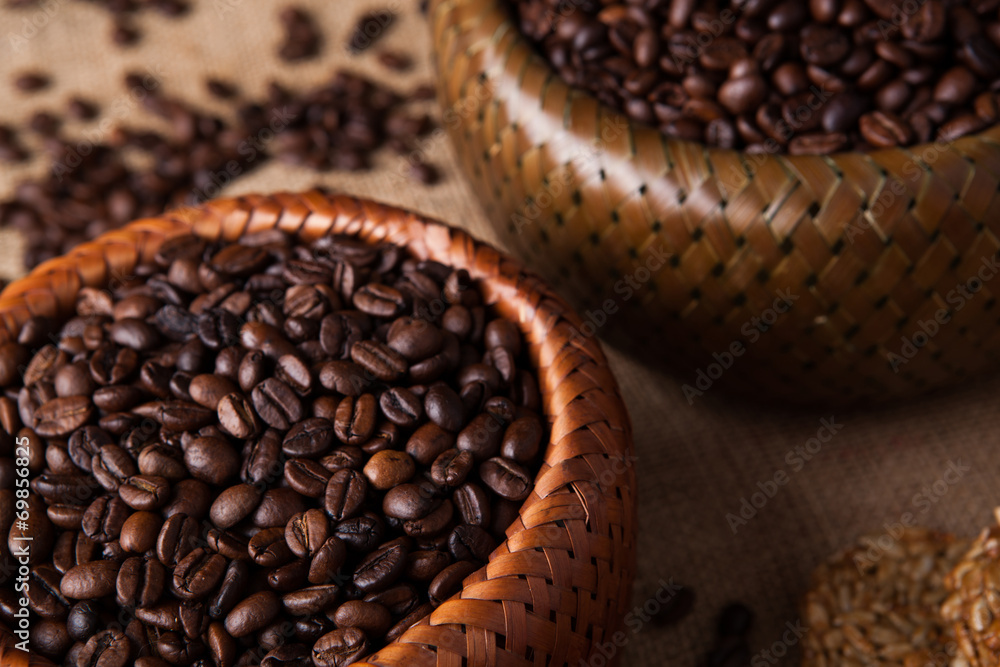 Fototapeta premium roasted coffee beans in a bamboo basket