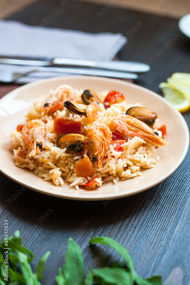 stir fried rice noodles with prawns and mussels stir fried rice noodles with prawns and mussels