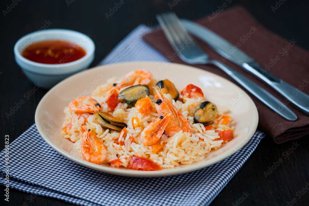 stir fried rice noodles with prawns and mussels
