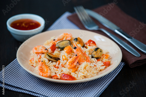 stir fried rice noodles with prawns and mussels