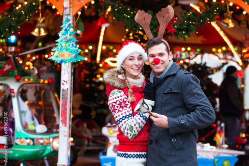 Paar auf Weihnachtsmarkt während Adventszeit
