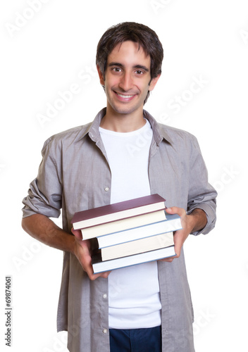 Mann mit schwarzen Haaren kommt aus der Bücherei