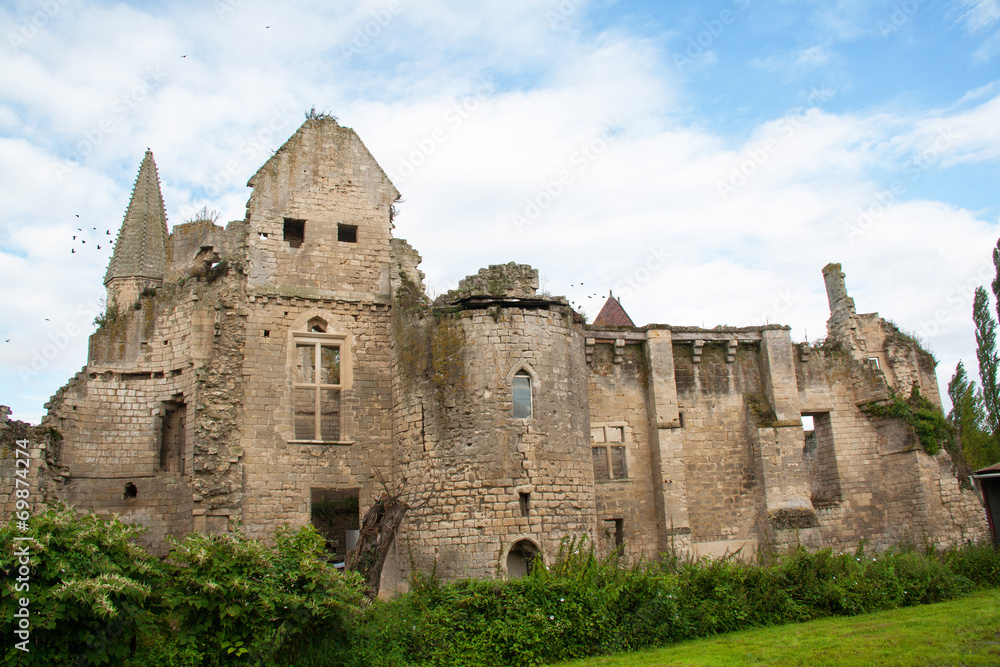 Les ruines du château d'Armentières sur Ourcq en Picardie