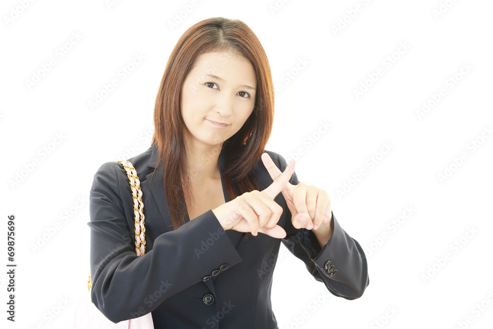 禁止の意思表示をする女性