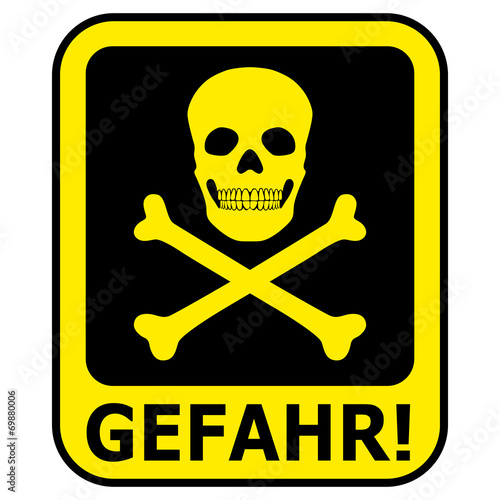 Gelb-schwarzes Gefahrenschild mit Totenkopf – freigestellt