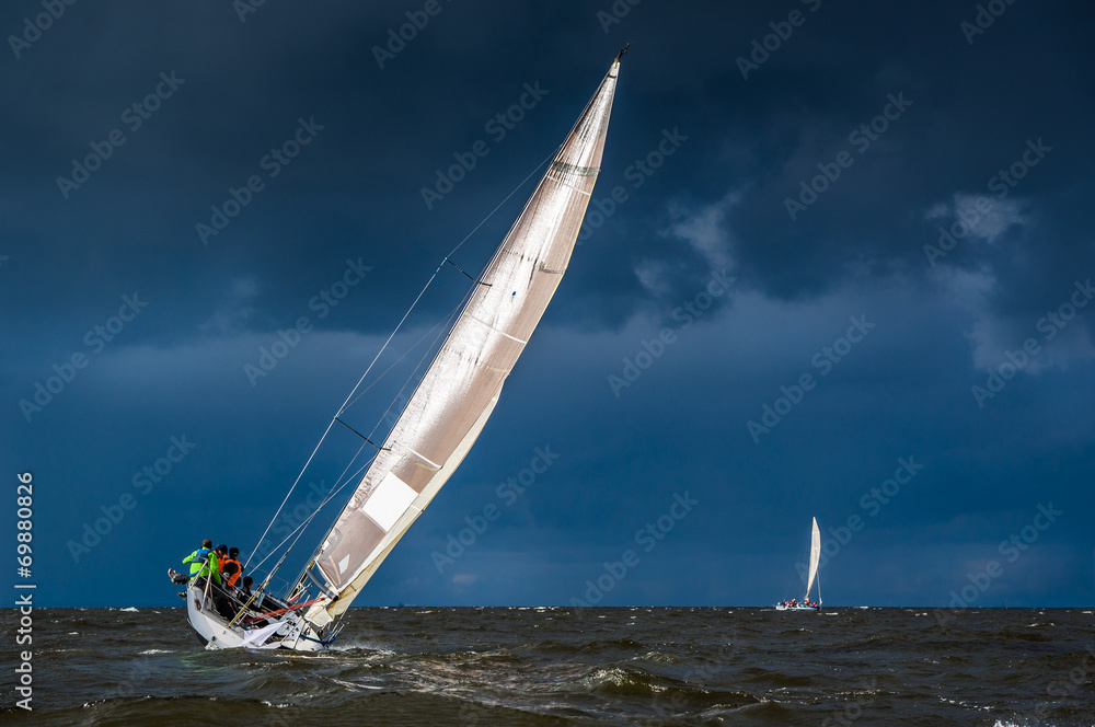 Obraz premium Sailing in heavy weather