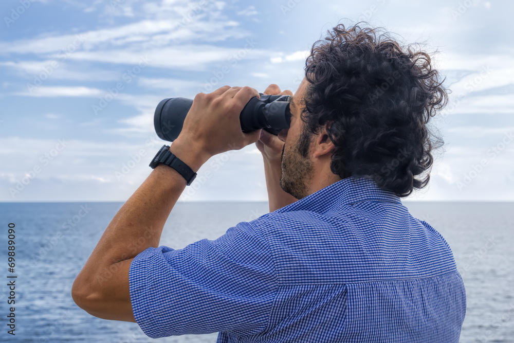 Obraz premium beautiful boy scans the sky binoculars