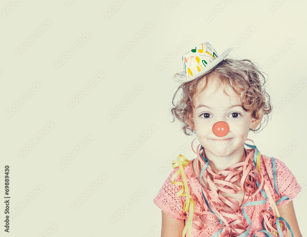 Bambina con naso da clown