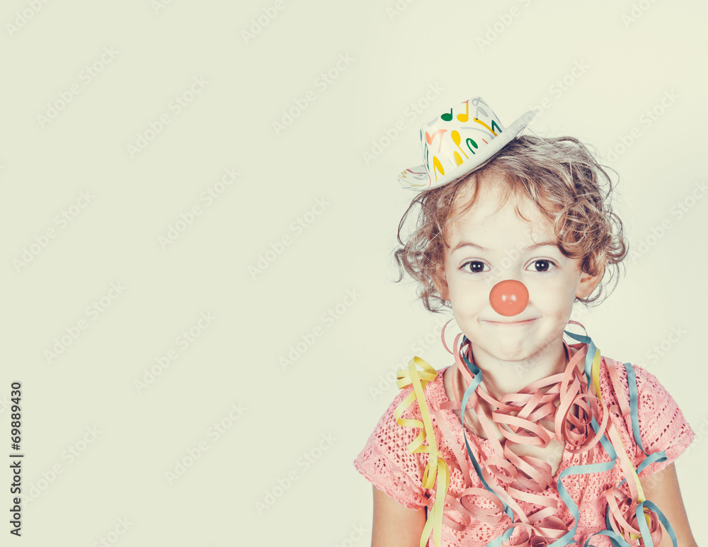 Bambina con naso da clown Bambina con naso da clown