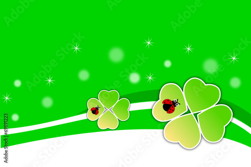 Sfondo con quadrifogli e coccinelle