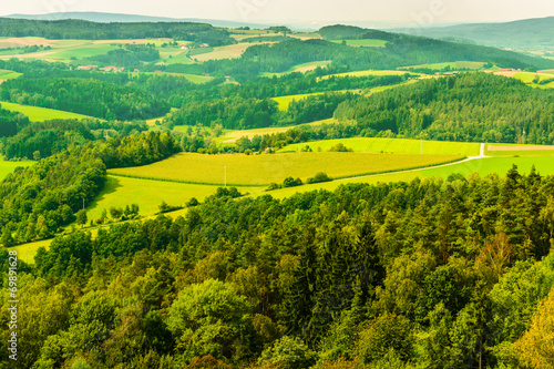 Landschaft in Bayern mit Wald und Feldern