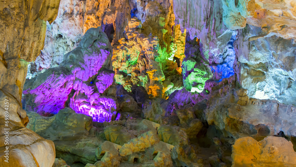 Dong Thien Cung Cave in Halong.