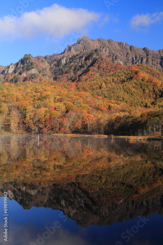 戸隠高原 紅葉の鏡池と戸隠山