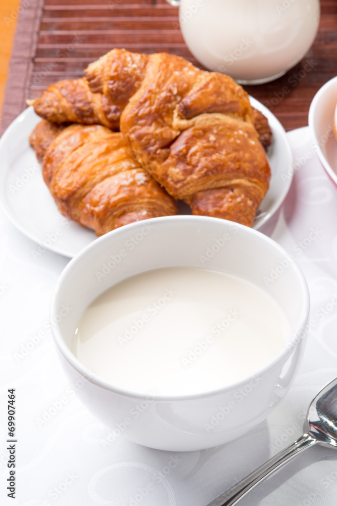 Prima colazione con brioches e tazza di latte Prima colazione con brioches e tazza di latte