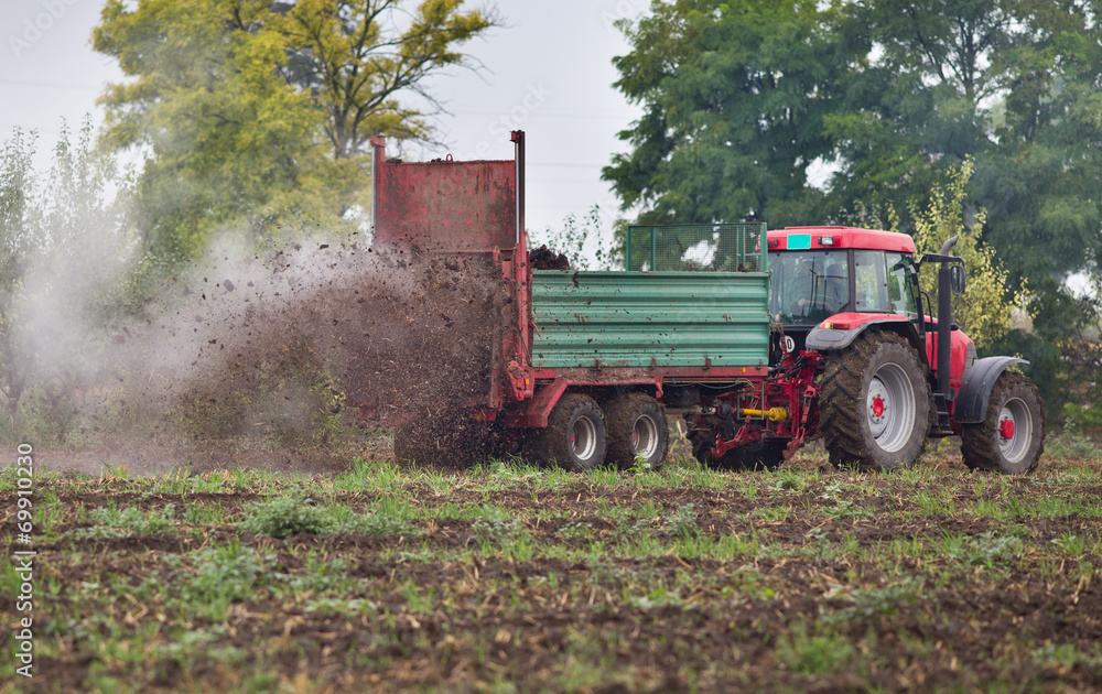 Obraz premium Fertilizing field