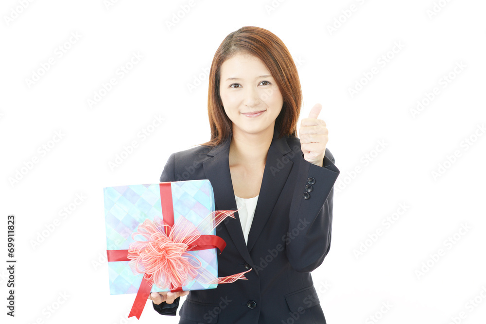 プレゼントを持った笑顔の女性