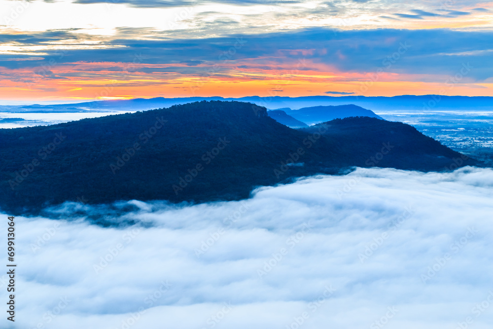 The mountain at Pha Mo I Daeng Cliff and the sea of mist The mountain at Pha Mo I Daeng Cliff and the sea of mist
