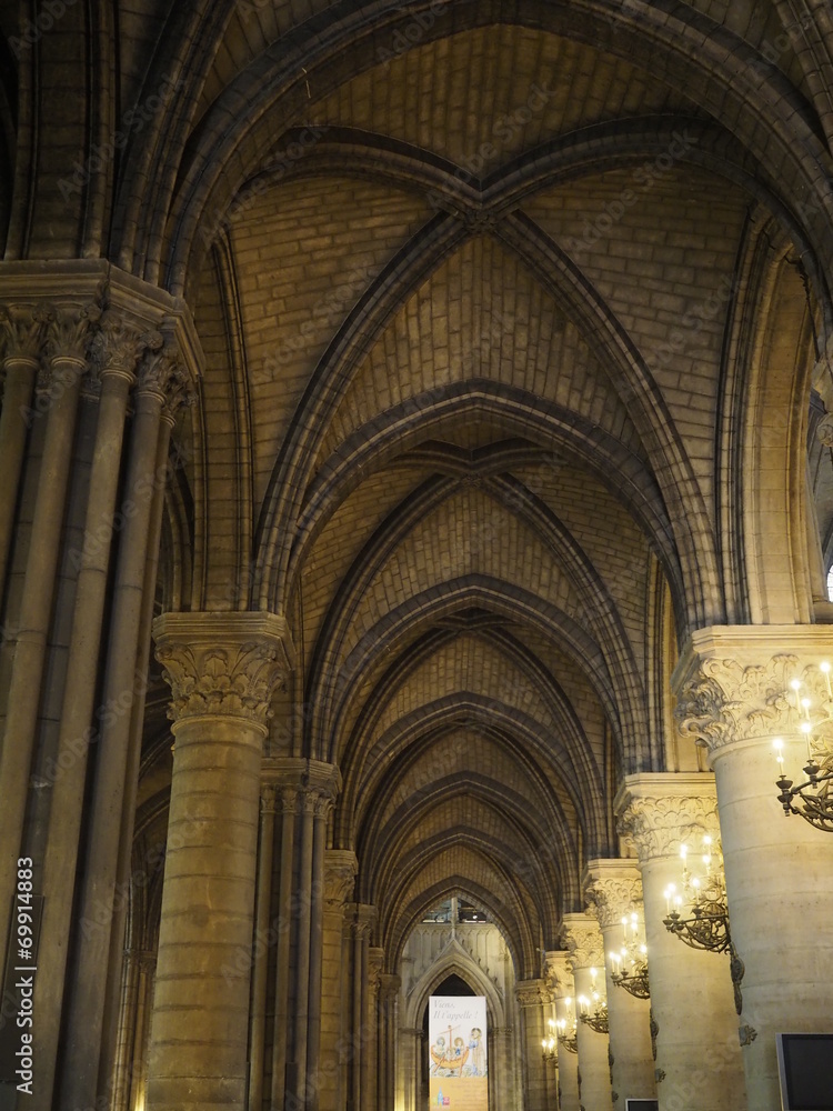 Interior de la Catedral de Notre Dame en París