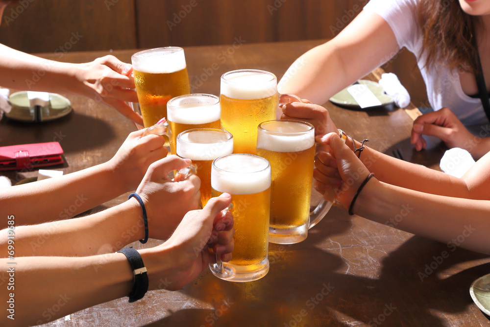 ビールで乾杯 女子会 Stock 写真 Adobe Stock