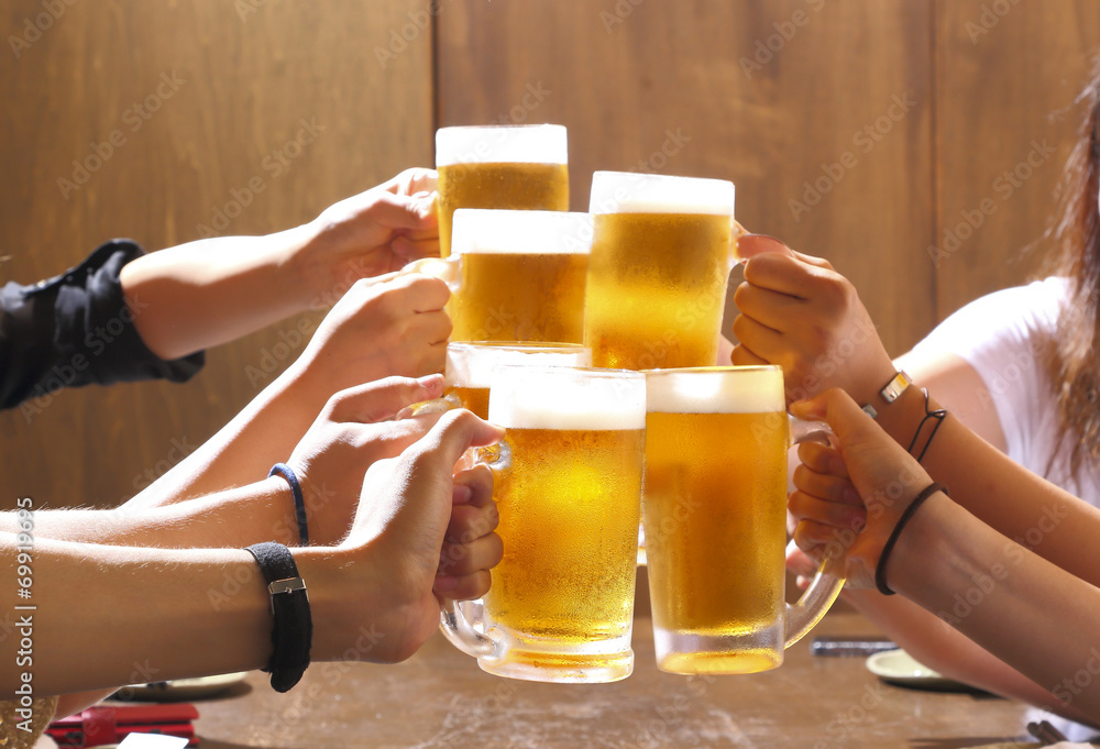 ビールで乾杯 女子会 Stock 写真 Adobe Stock