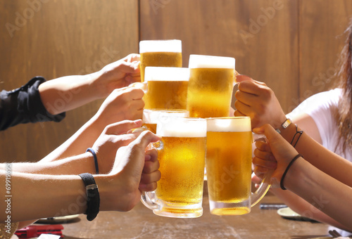 ビールで乾杯 女子会 Stock 写真 Adobe Stock ビールで乾杯 女子会 Stock 写真 Adobe Stock