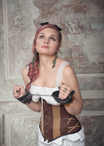 Foto Beautiful steampunk woman with handcuffs