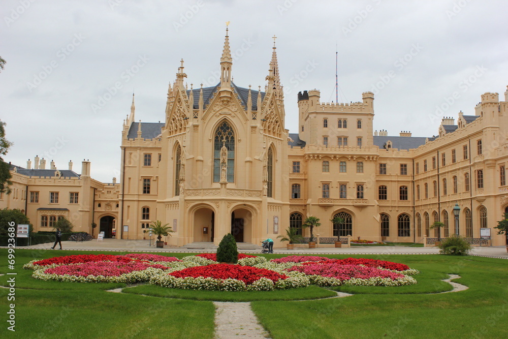 Die Front des berühmten Schlosses Lednice in Tschechien