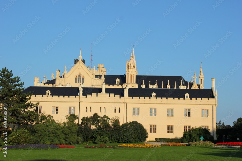 Das berühmte Schloss Lednice im Süden von Tschechien