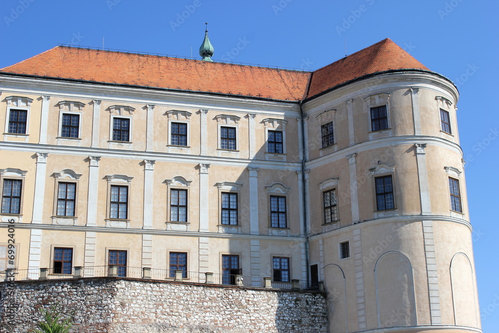 Die Fassade von Schloss Nikolsburg in Mikulov (Tschechien)