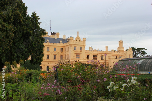Schlossgarten und Schloss in Lednice in S  dm  hren  Tschechien 