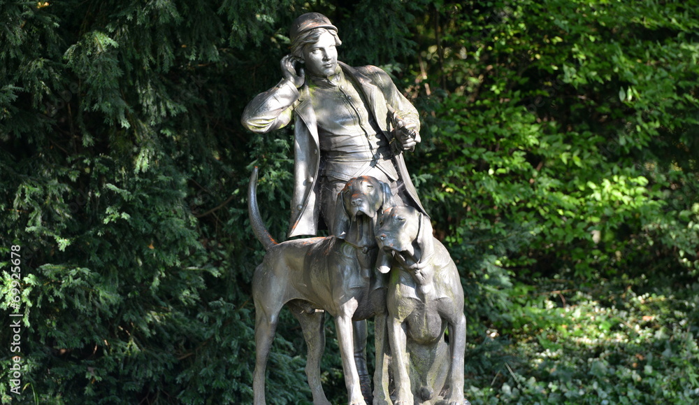jardin public...sculpture d'un chasseur et de ses chiens
