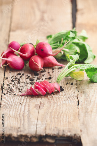Fototapeta Naklejka Na Ścianę i Meble -  fresh radish on wooden table