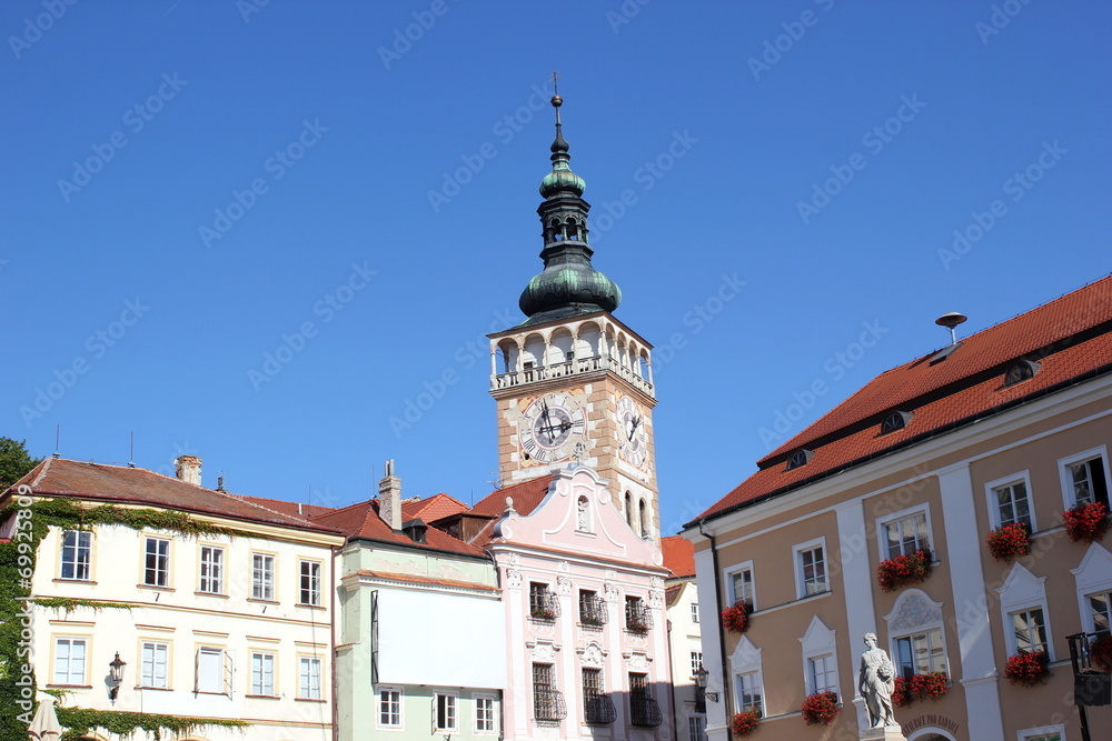 Der Stadtplatz von Mikulov mit historischen Häusern und Kirche Der Stadtplatz von Mikulov mit historischen Häusern und Kirche