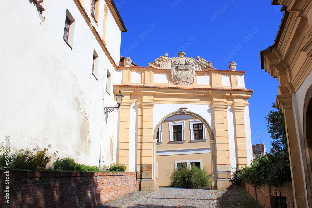 Eingangsportal von Schloss Nikolsburg in Mikulov (Tschechien)